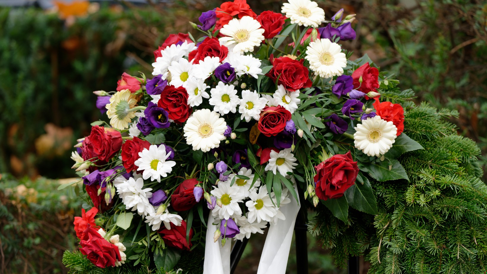 Zdjęcie Kiedy trzeba sprzątać groby po pogrzebie? Grabarz mówi o popularnym przesądzie #1