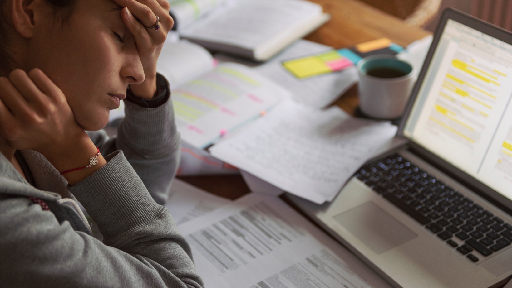 Dlaczego kobiety częściej przeżywają syndrom oszusta? Odkryj przyczyny!