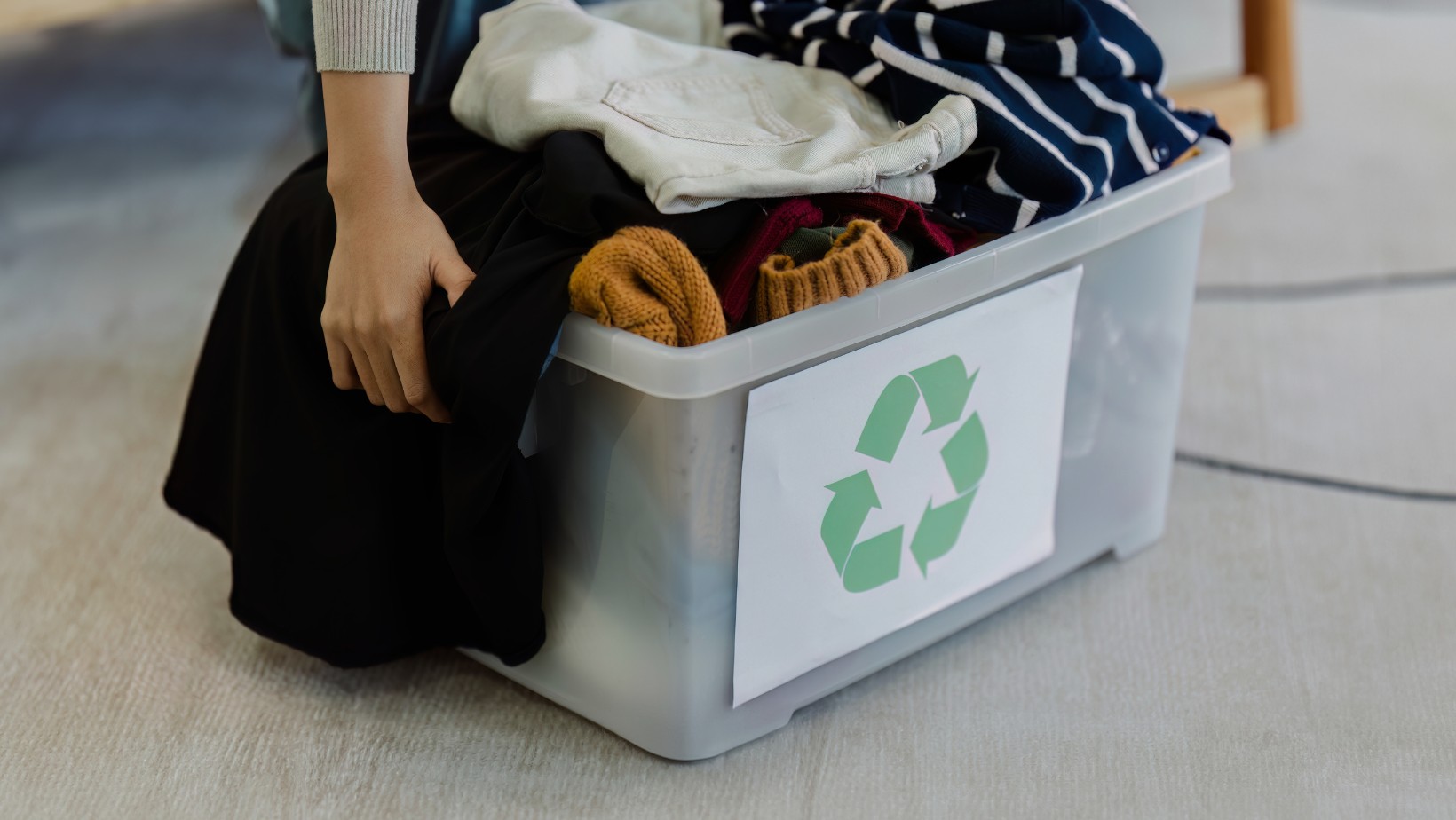 Już nie wyrzucisz ubrań do kosza? Rewolucja w segregowaniu odpadów!