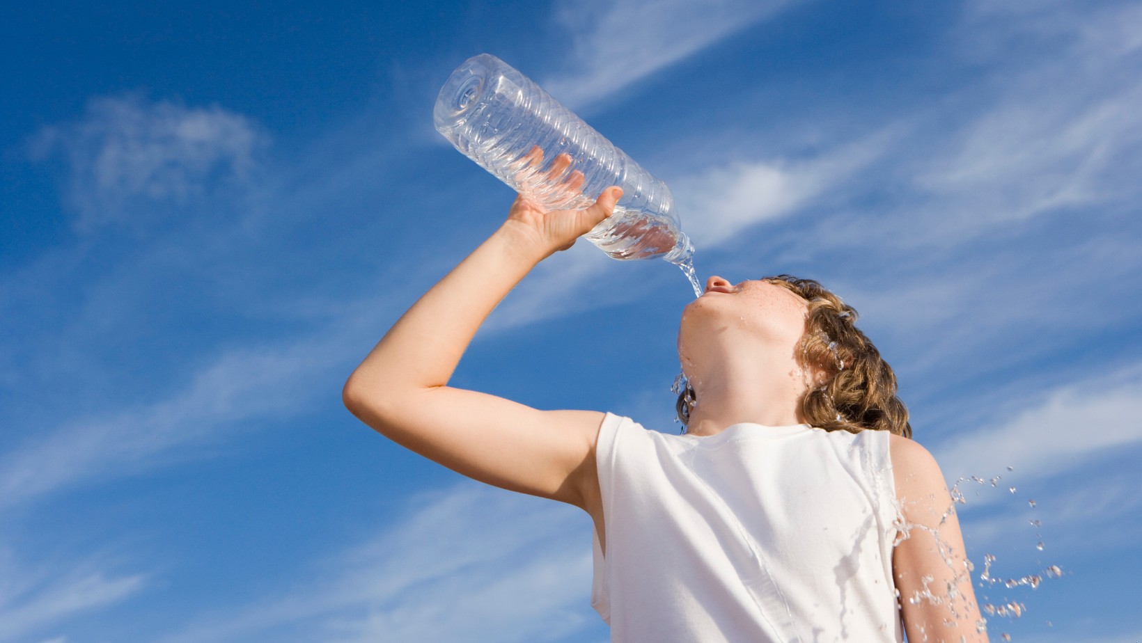 Nie każda woda dobra dla dziecka w upały! Pediatra ostrzega przed jednym poważnym błędem