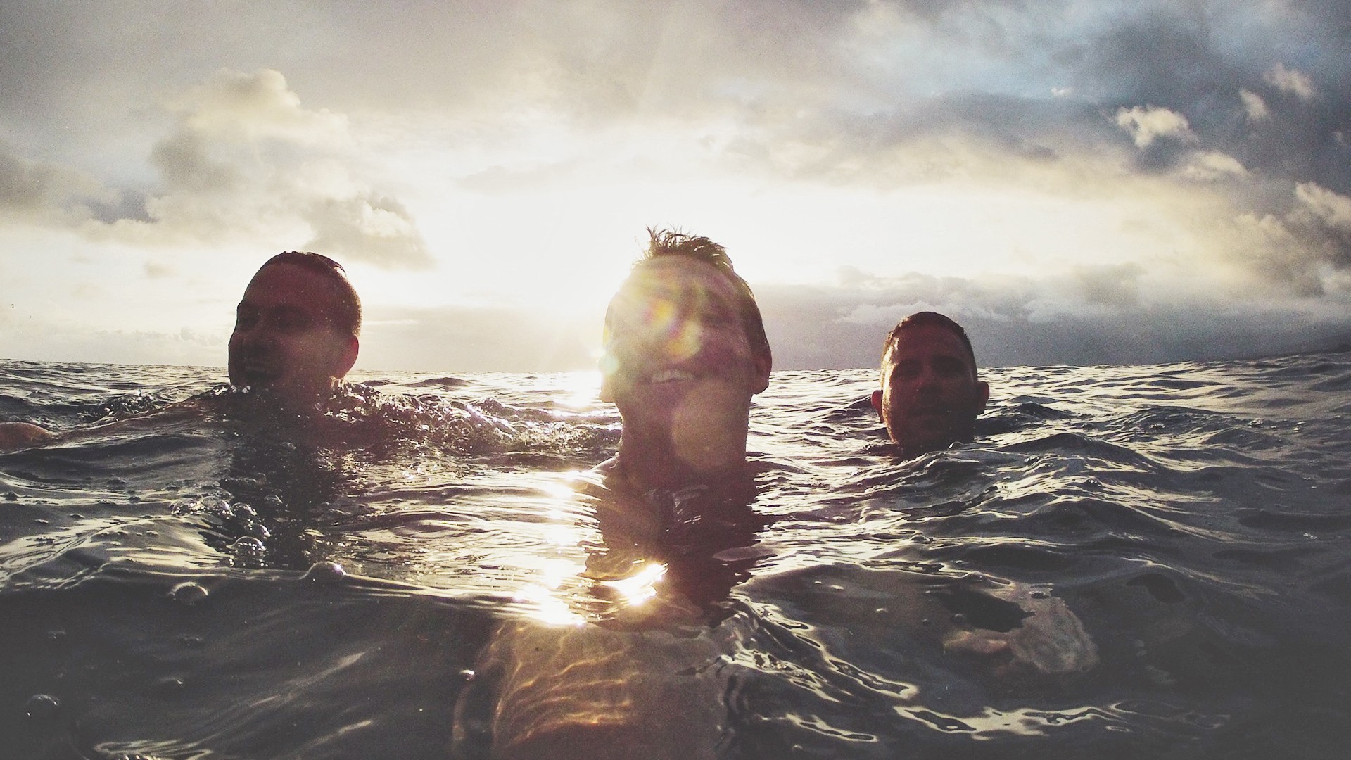Jeżeli jesteś szczęśliwy, możesz uszczęśliwiać również innych. Szczęśliwy może widzieć …