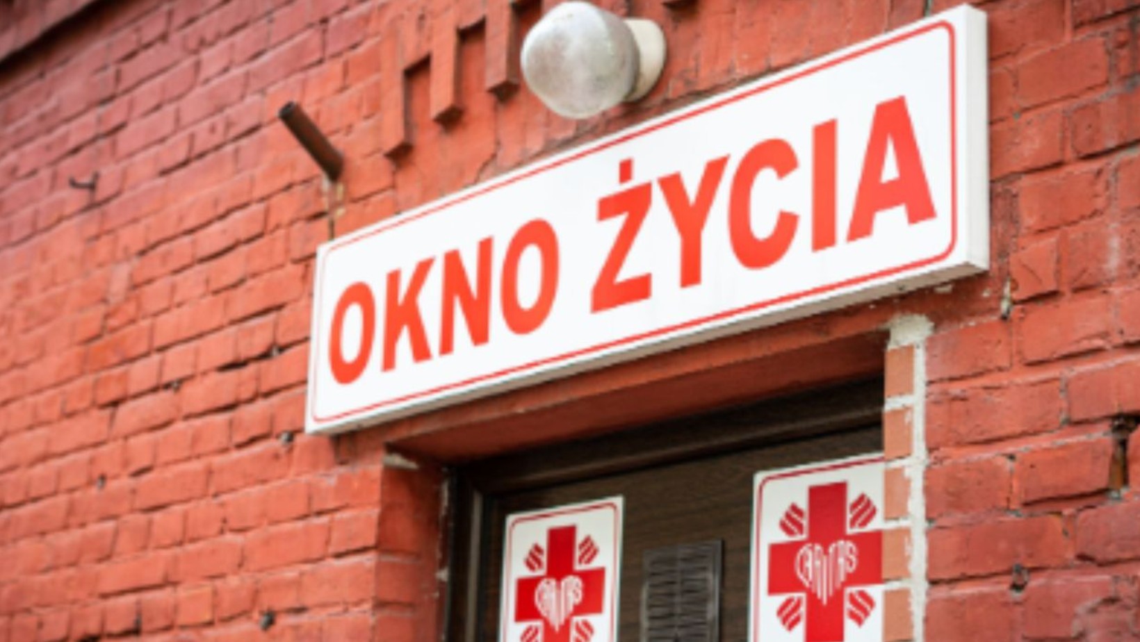 „W tym momencie nic dziecku nie zagraża” – odnaleziono dwudniowego chłopca w oknie życia