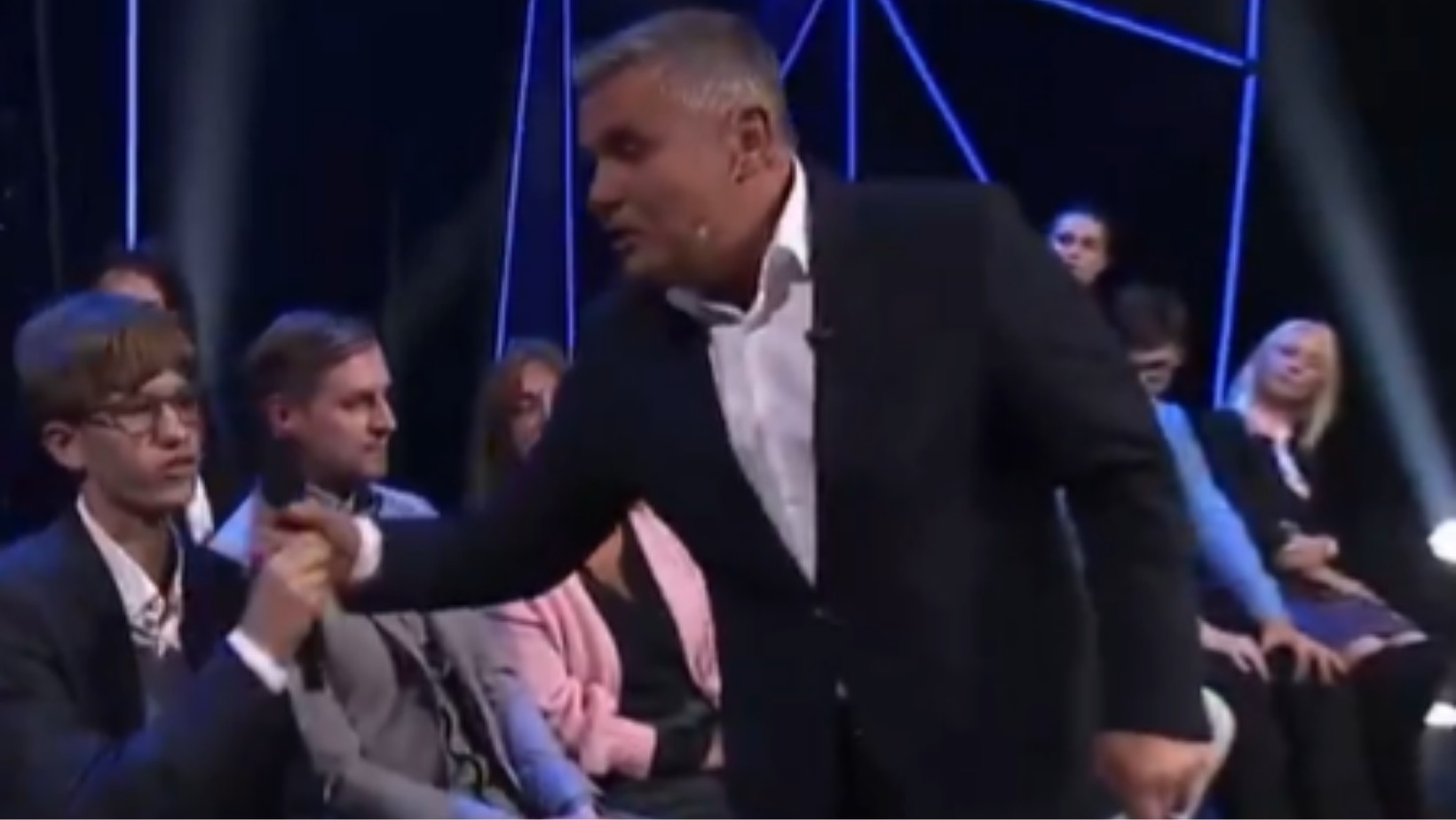 Awantura w TVP Info! Prowadzący odebrał mikrofon widzowi na wizji