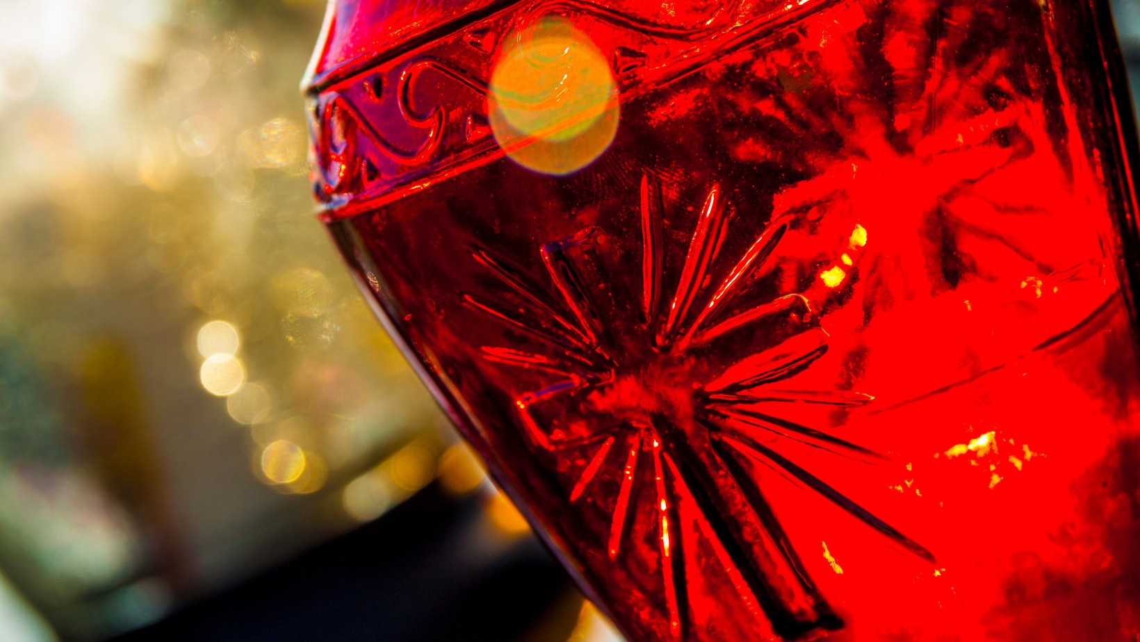 Ksiądz ostrzega: Tych zniczy nie stawiaj na grobach!