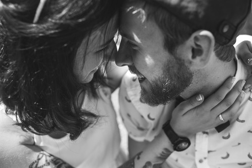 Jak okazywać sobie czułość w związku? 6 sprawdzonych sposobów