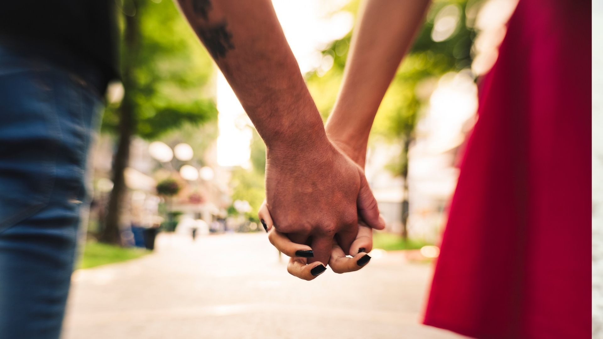 Co mówi o Twoim związku sposób, w jaki trzymacie się za ręce?
