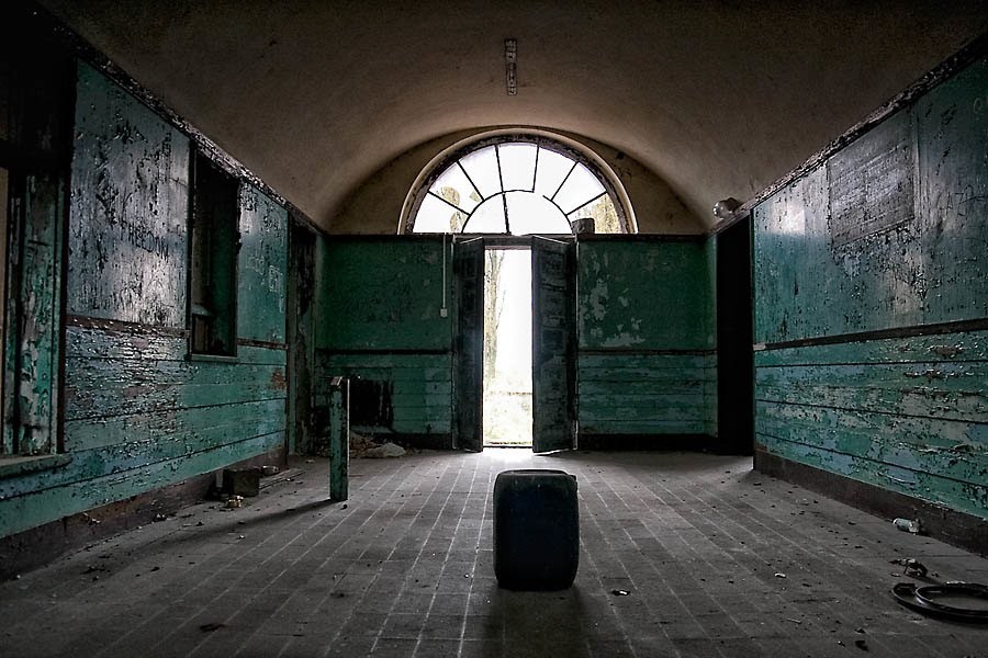 Apfelbaum widział, jak przez słabo oświetloną stację kolejową bezszelestnie przetacza …