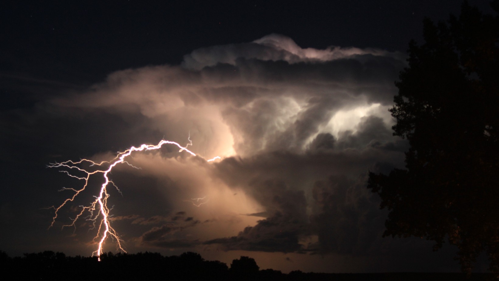 Groźne zjawiska w Polsce. Ostrzeżenia obejmują prawie cały kraj!