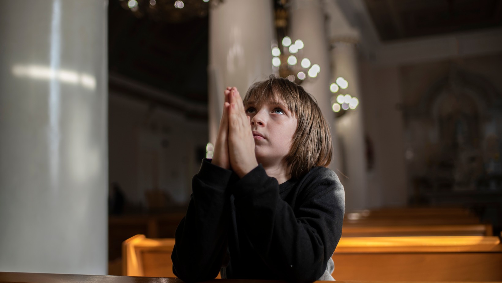 „Proboszcz kazał” – czy dziecko może mieć czapkę w kościele?