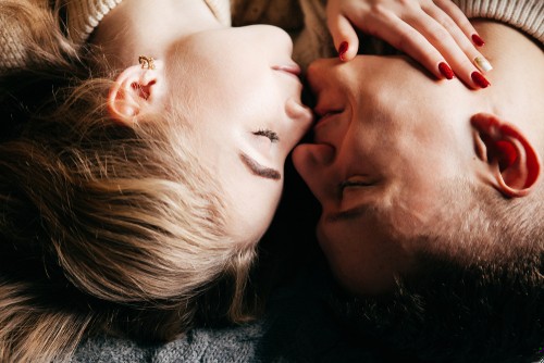 Jest w nim coś. Może ten uśmiech, może oczy, a …