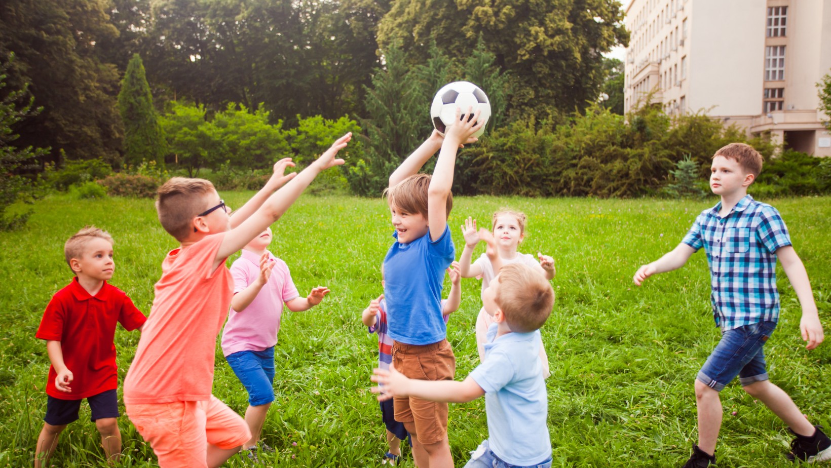 Kiedy dziecko może samo wychodzić na podwórko? Grzywna do 5000 złotych!