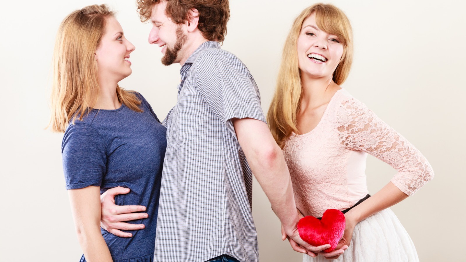 Partner cię okłamuje? Sprawdź, czy robi te 6 rzeczy za twoimi plecami