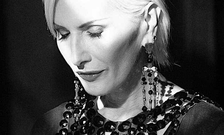 Czekam na wiatr, co rozgoni. Ciemne skłębione zasłony …