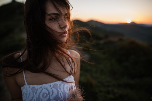 Mała, okłamujesz się. Wcale nie chcesz zadzwonić do niego dlatego, …