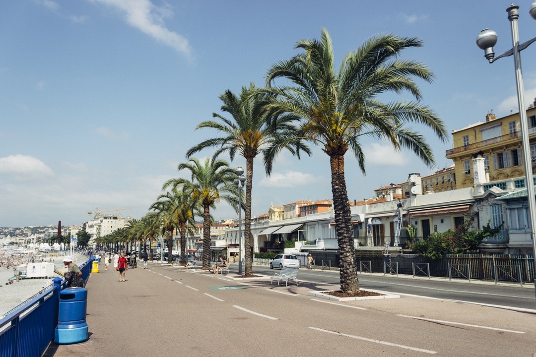 Mężczyzna, który ma choć jednego przyjaciela, nie powinien pić sam.