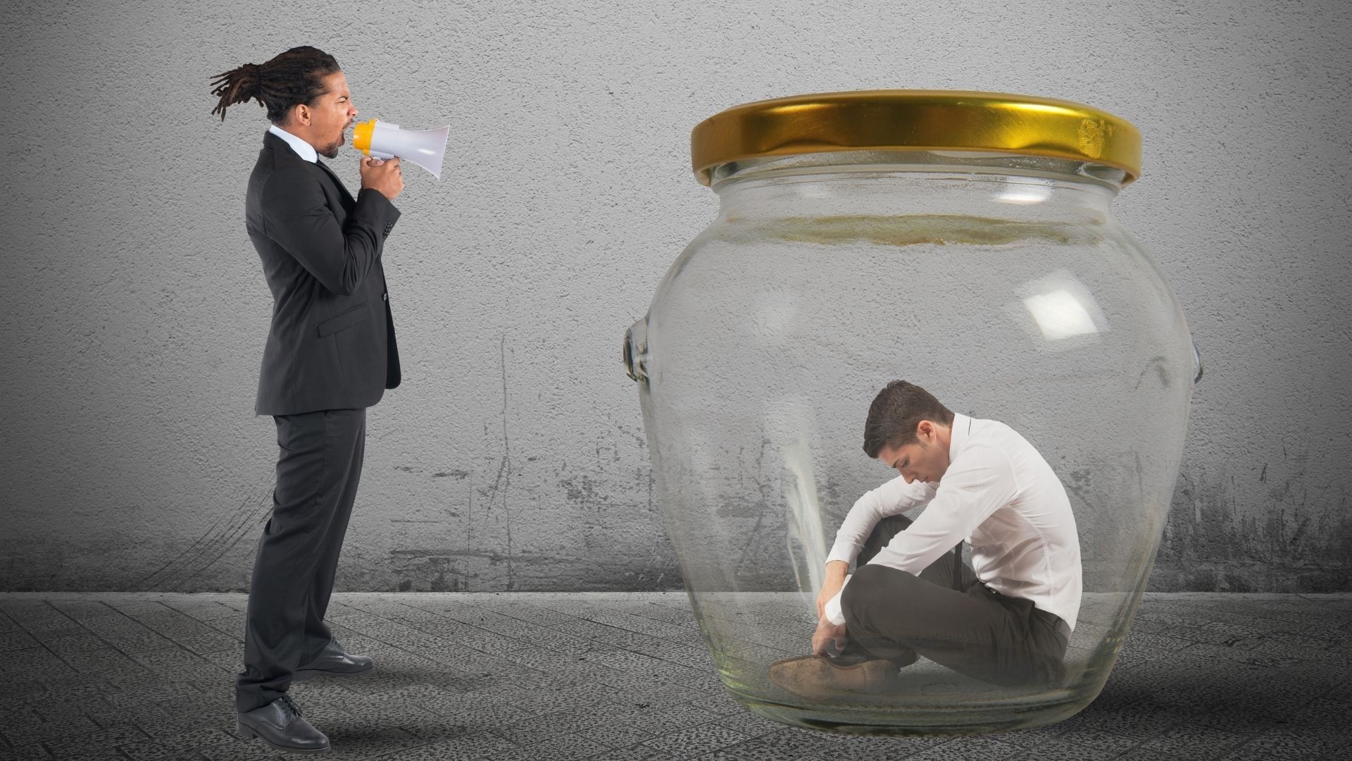 Ktoś Cię upokarza i poniża? Dowiedz się, jak zareagować w takiej sytuacji!