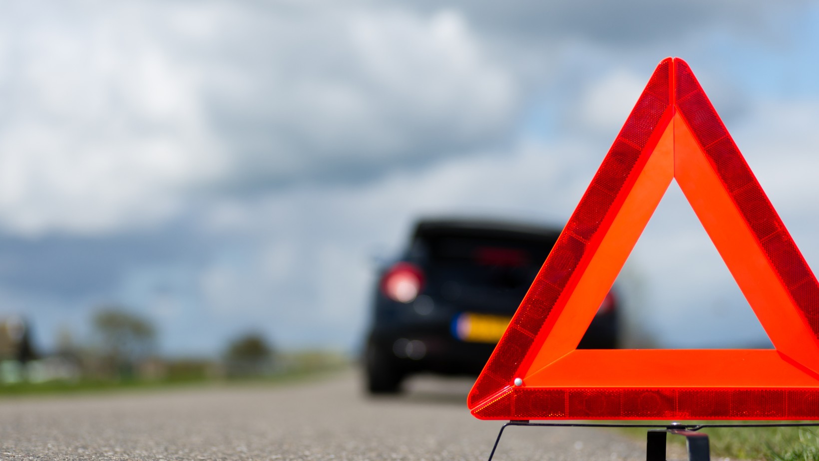 Zdjęcie Biały ręcznik na lusterku samochodowym? Nie jest to przypadek. To powinien wiedzieć każdy kierowca #1