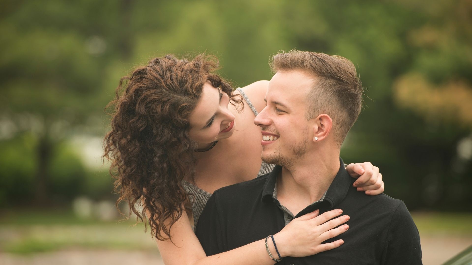 Poznaj 6 sposobów jak wzbudzić i utrzymać zainteresowanie mężczyzny