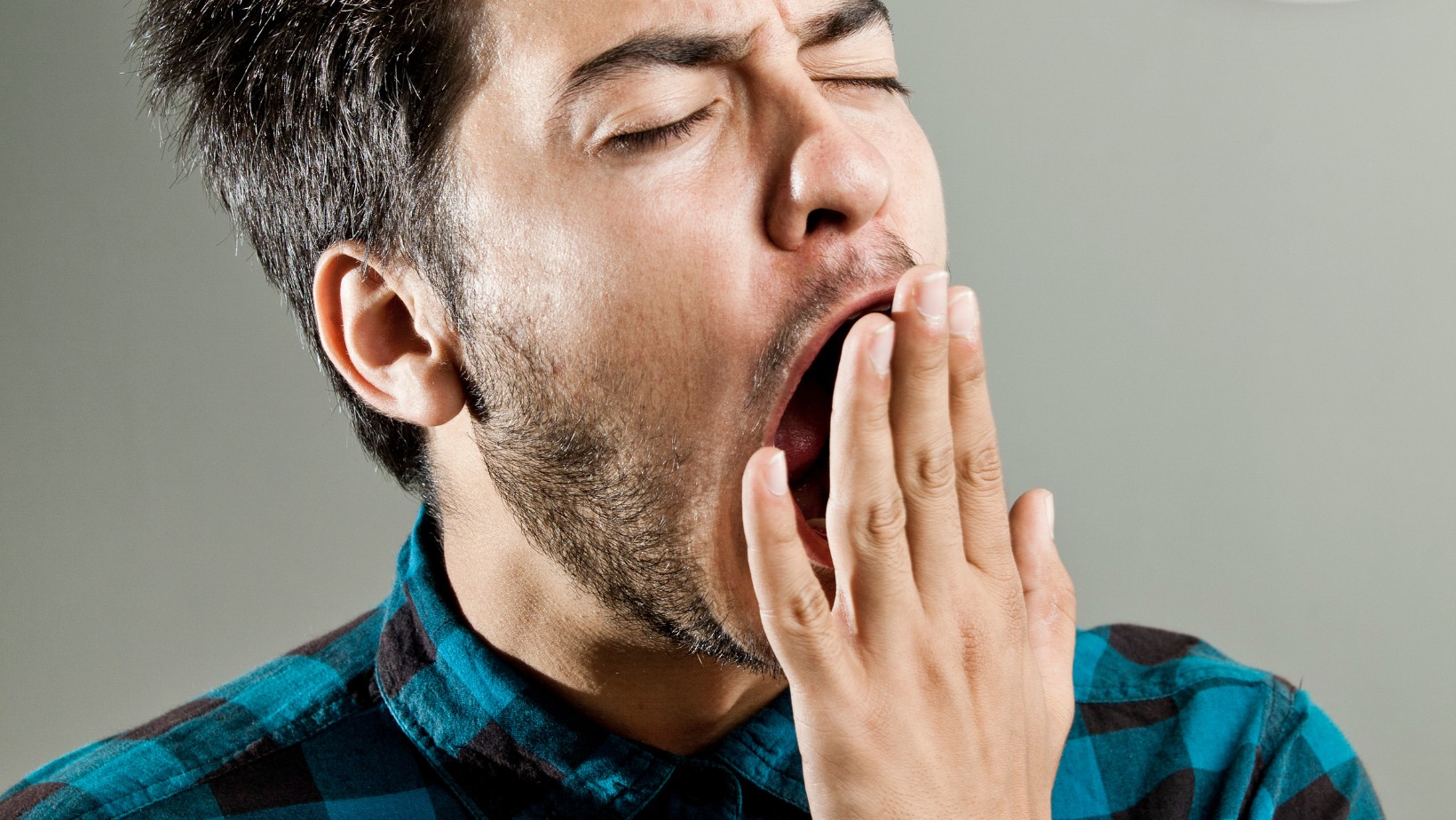 Ziewanie: co kryje się za tym naturalnym odruchem?