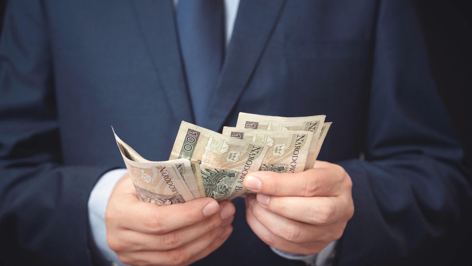 Tyle trzeba zarabiać, żeby godnie żyć?! Zaskakujące dane!