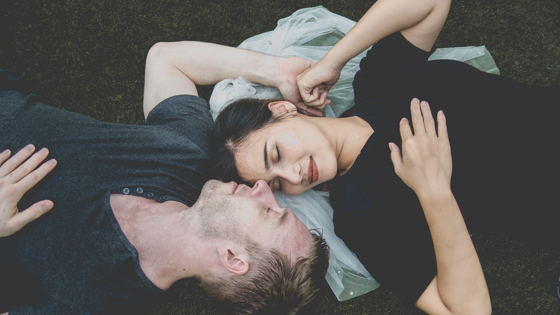 8 najbardziej znanych mitów o miłości. Wiara w te stereotypy, może doprowadzić do popsucia relacji