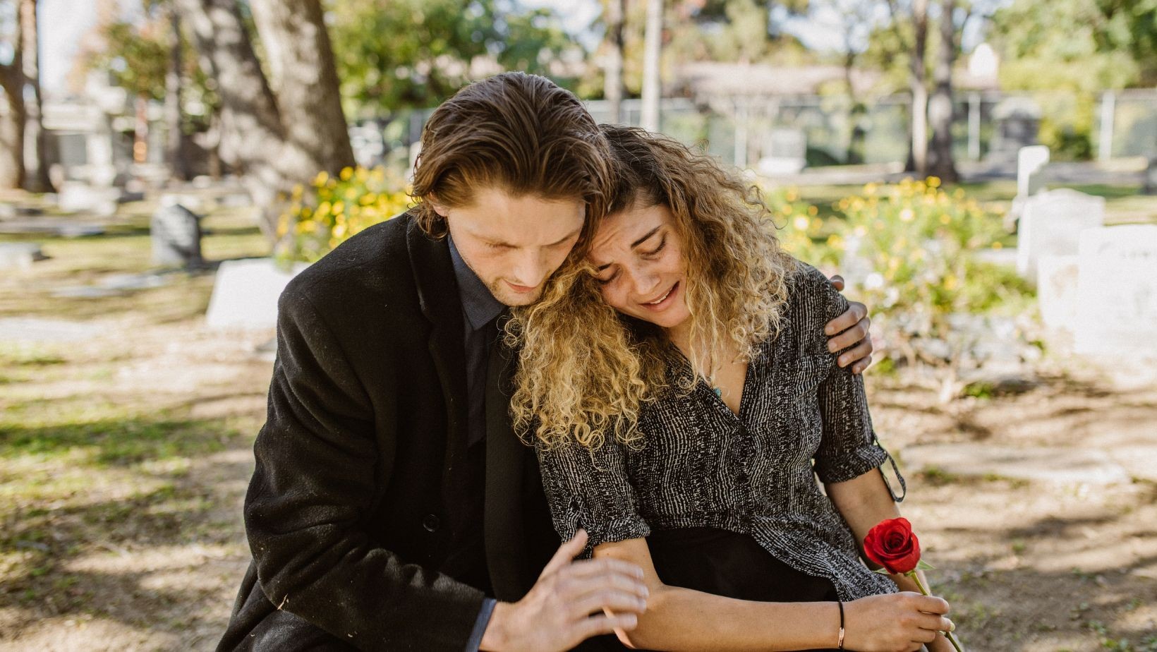 Jak poradzić sobie ze stratą dziecka? Jak śmierć dziecka przeżywa kobieta, a jak mężczyzna?