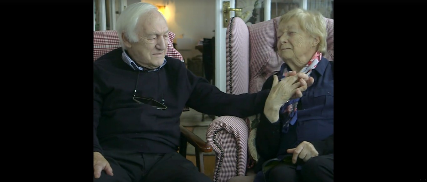 Ma 84 lata i specjalnie dla niej wziął lekcje makijażu – powód jest dowodem na prawdziwą miłość!