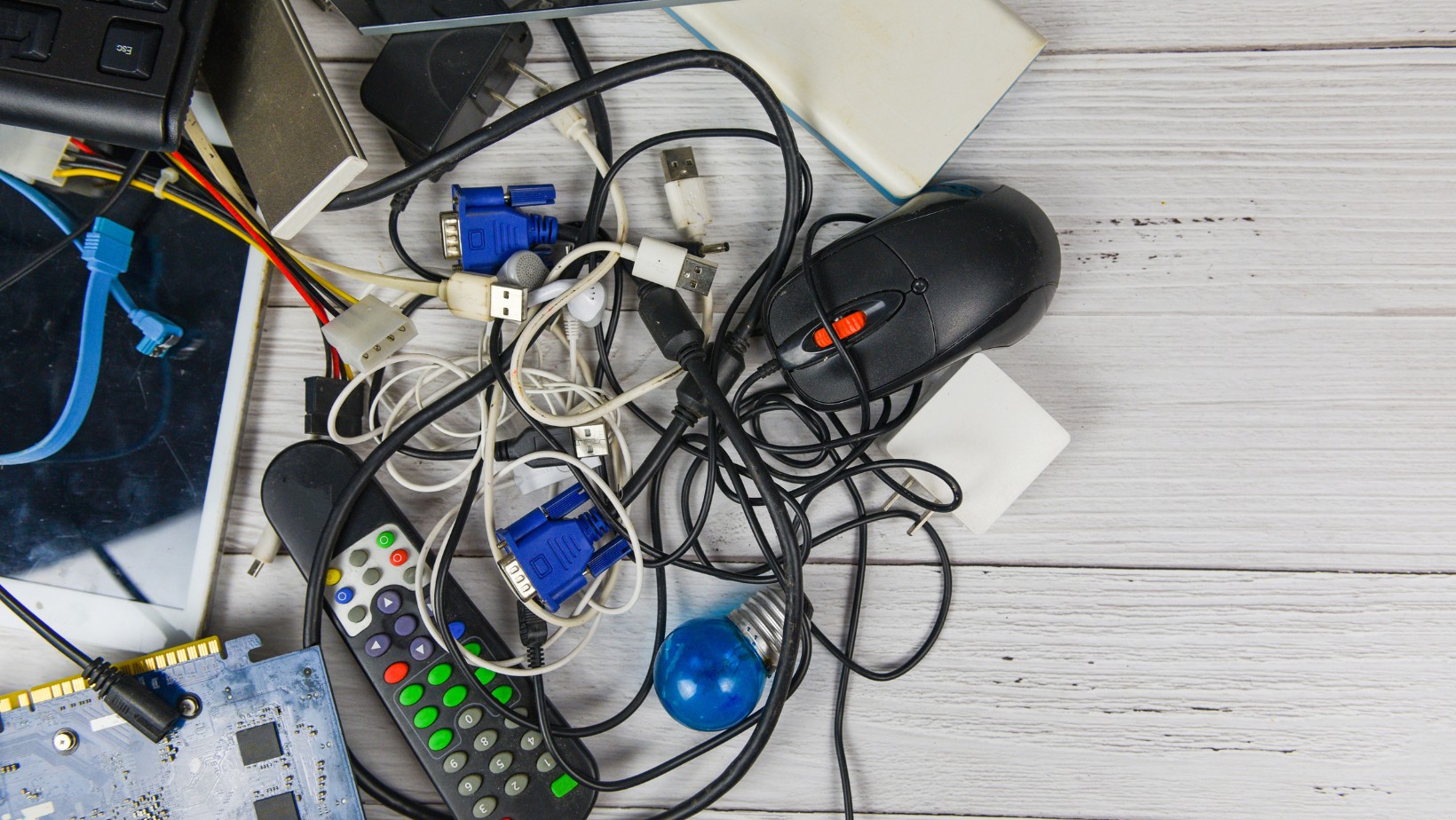 Zdjęcie Tych rzeczy nie wyrzucaj do śmietnika! Grozi Ci mandat nawet do 5 tys. zł! #1