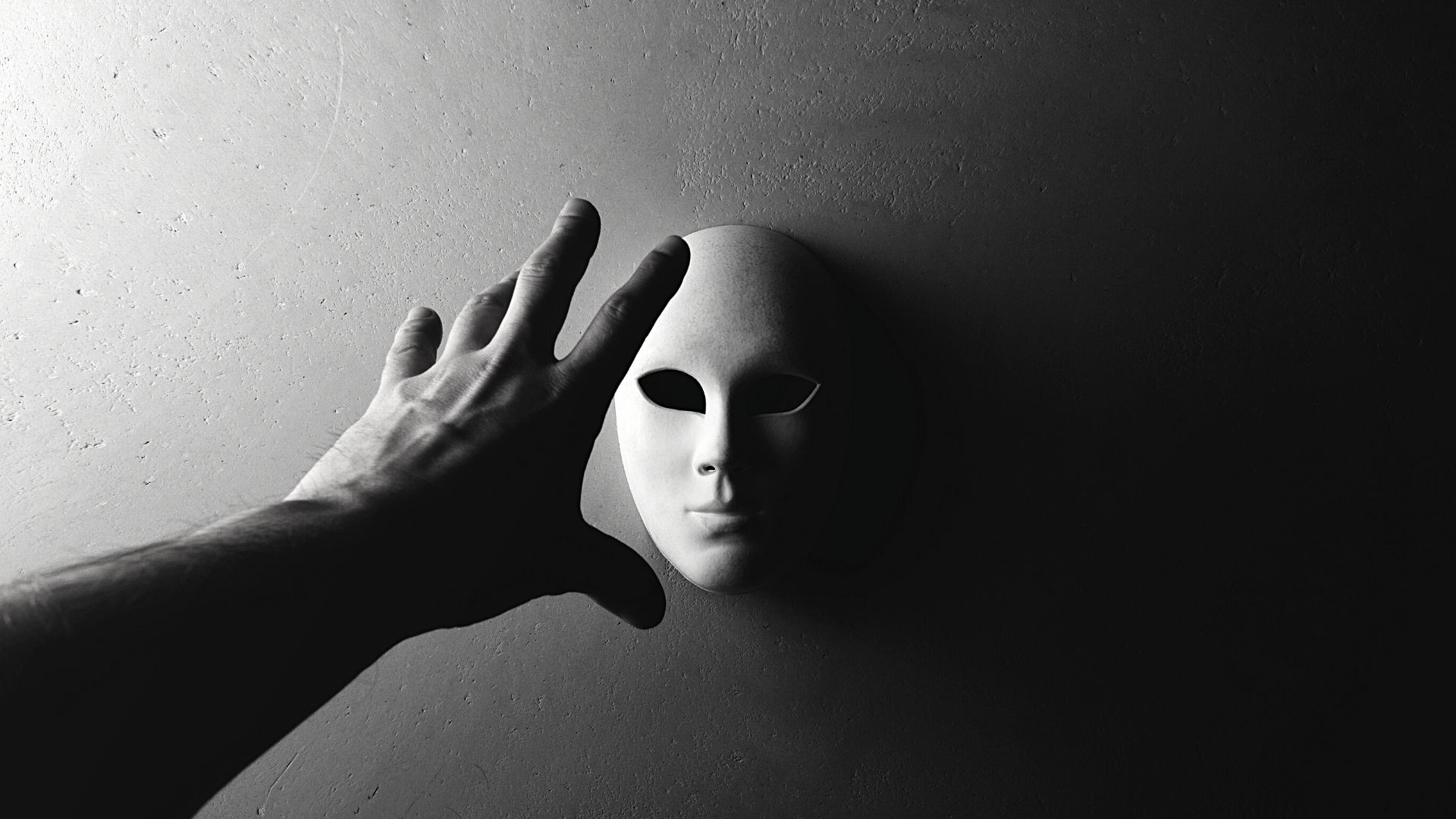 Te maski najczęściej zakładamy przed innymi ludźmi