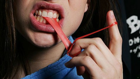 Żuła gumę z taką samą gracją, z jaką aligator pożera …