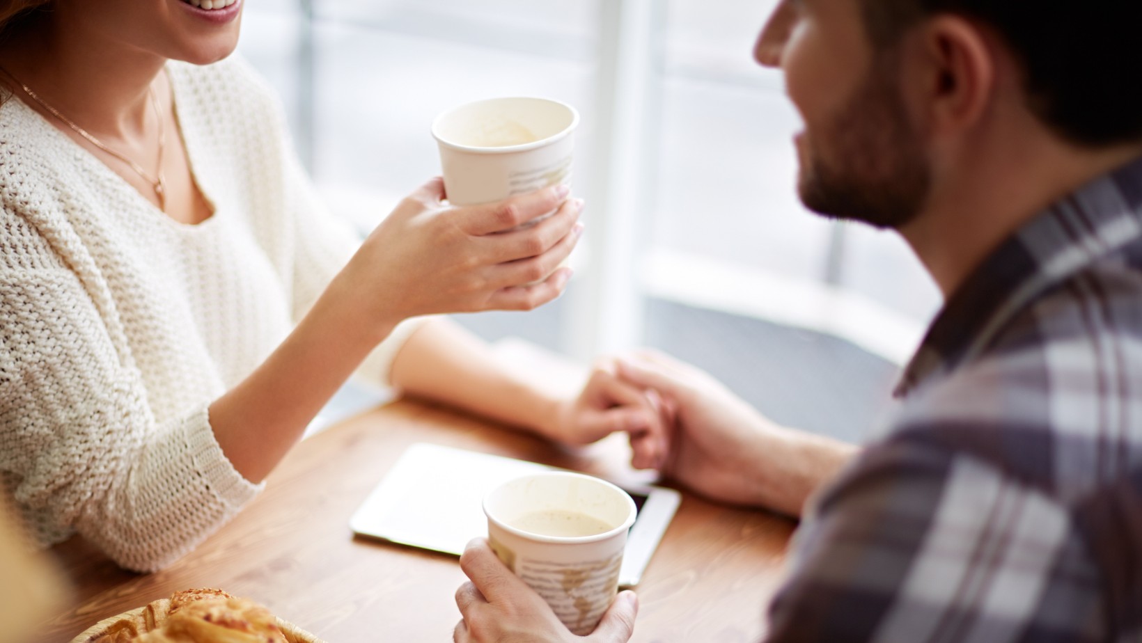 “Dawn dating” to nowy trend wśród singli. Na czym polega?