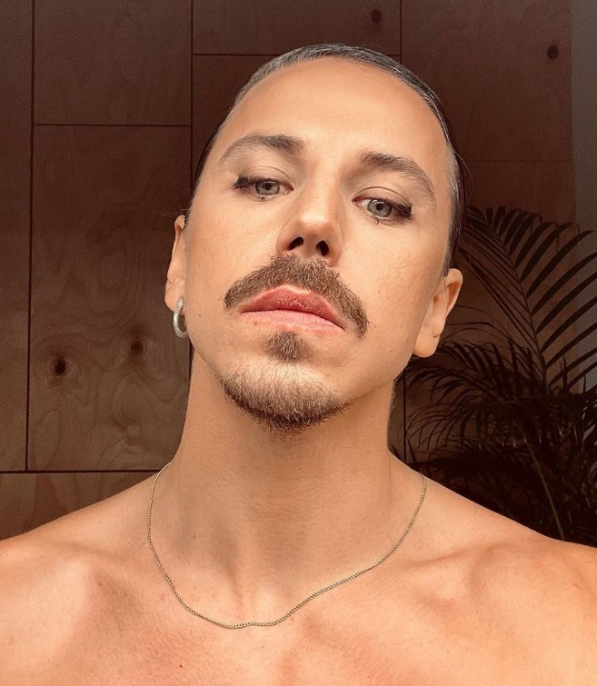 Zdjęcie Michał Szpak wywołał kontrowersje, przebierając się za Jezusa. Ksiądz- "to jest gruba prowokacja" #1