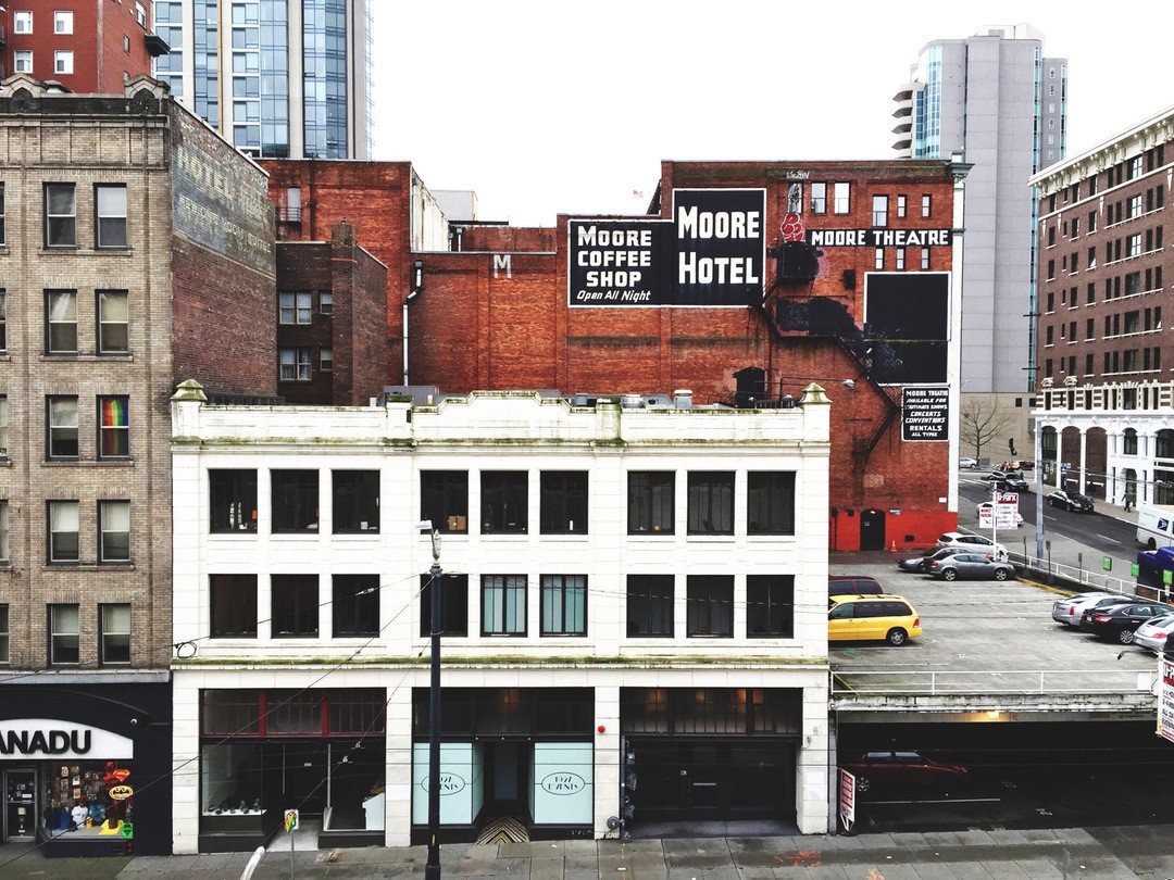 Płomyk jarzył się tylko po to, by pokazać ciemność.