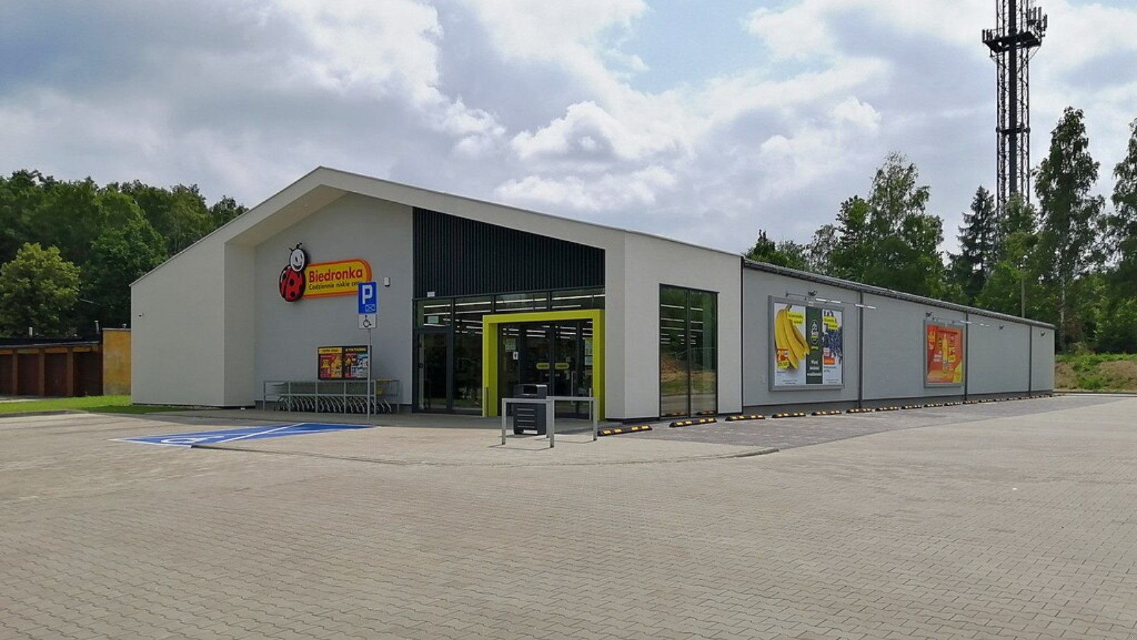 Zdjęcie Dodatkowe koszty przy zakupach w Biedronce! Skierowano komunikat do klientów #1