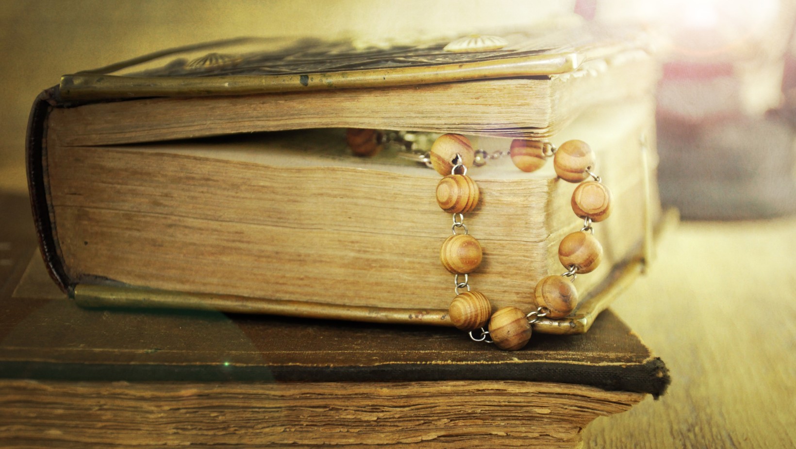 Śnią Ci się osoby zmarłe? Ksiądz wyjaśnia, z czym może to być związane!