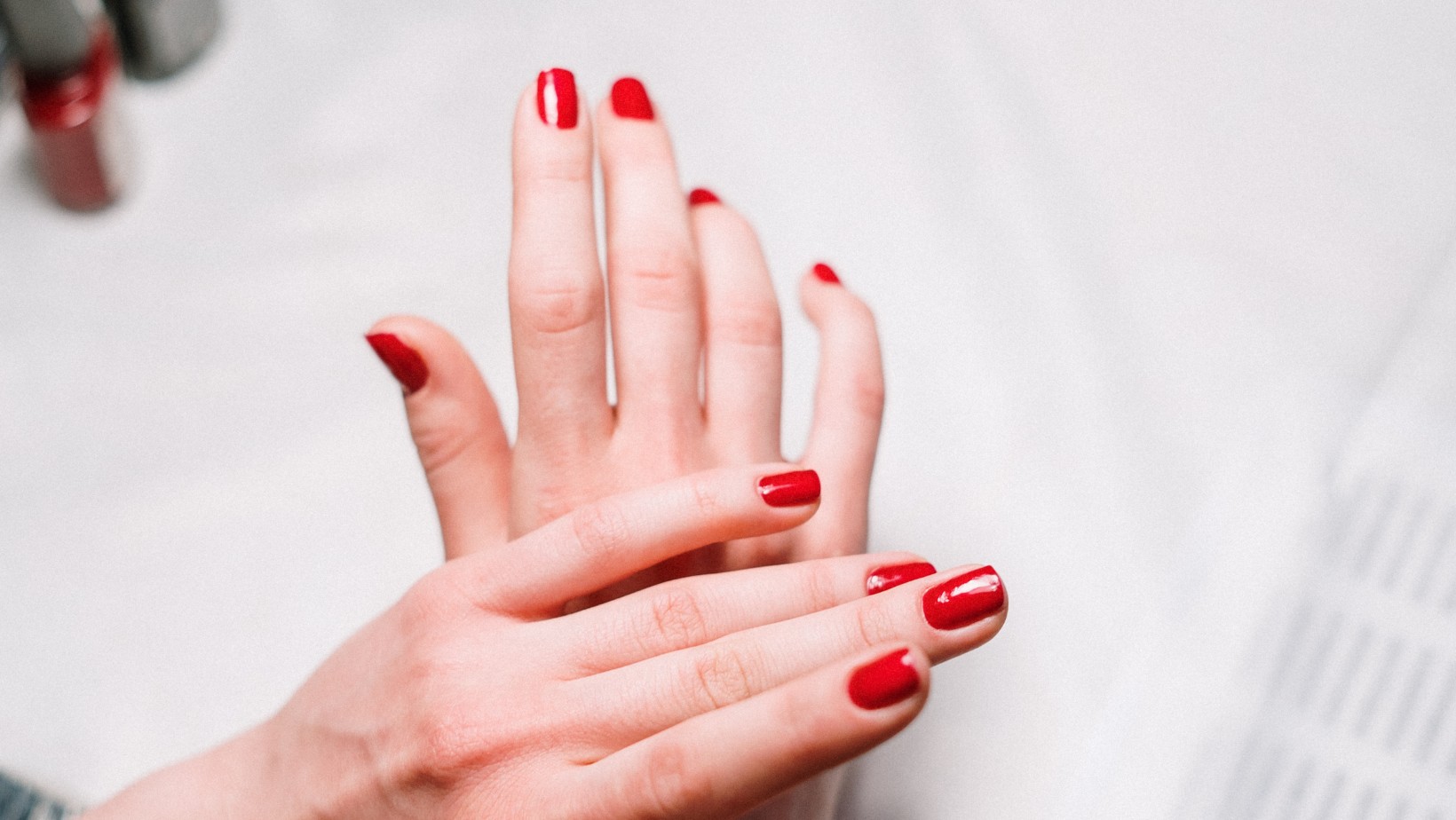 Dlaczego matki nie powinny malować paznokci na czerwono?