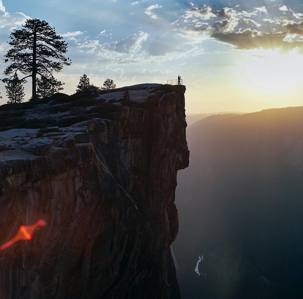 „Prawda jest taka, że lotniska widziały więcej szczerych pocałunków, niż …
