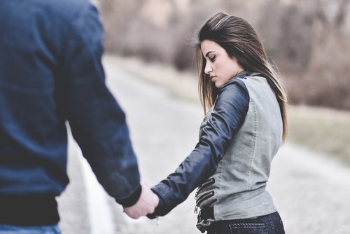 W związku istnieją trzy typy manipulacji, których dopuszcza się niepewny siebie partner.