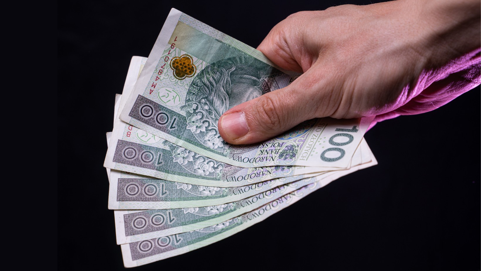 Rytuał na przyciągnięcie pieniędzy. Potrzebujesz tylko dwóch rzeczy, a nie będziesz klepać biedy