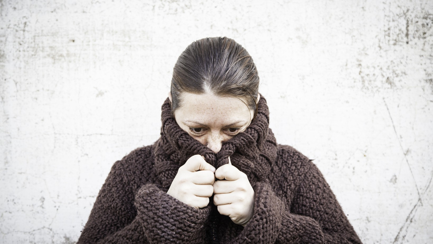 „Przetrwać to znaczy jak najmniej rzucać się w oczy”. Czym jest osobowość lękliwa?