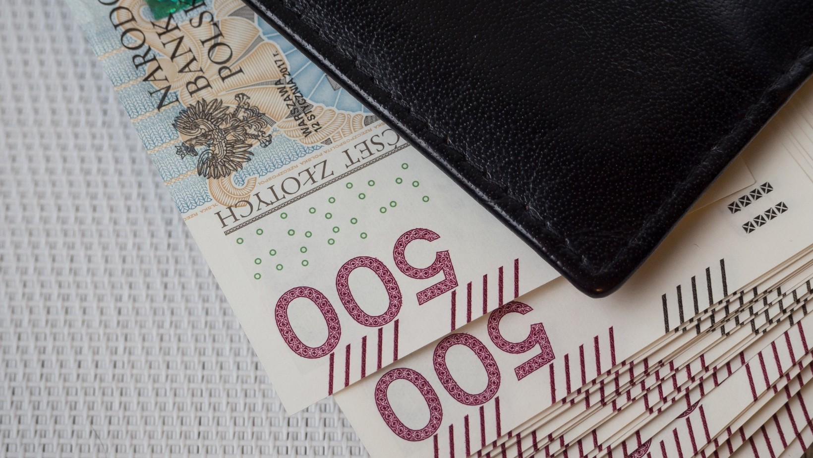 Ponad 1500 zł dla mam co miesiąc! Kto może otrzymać pieniądze?