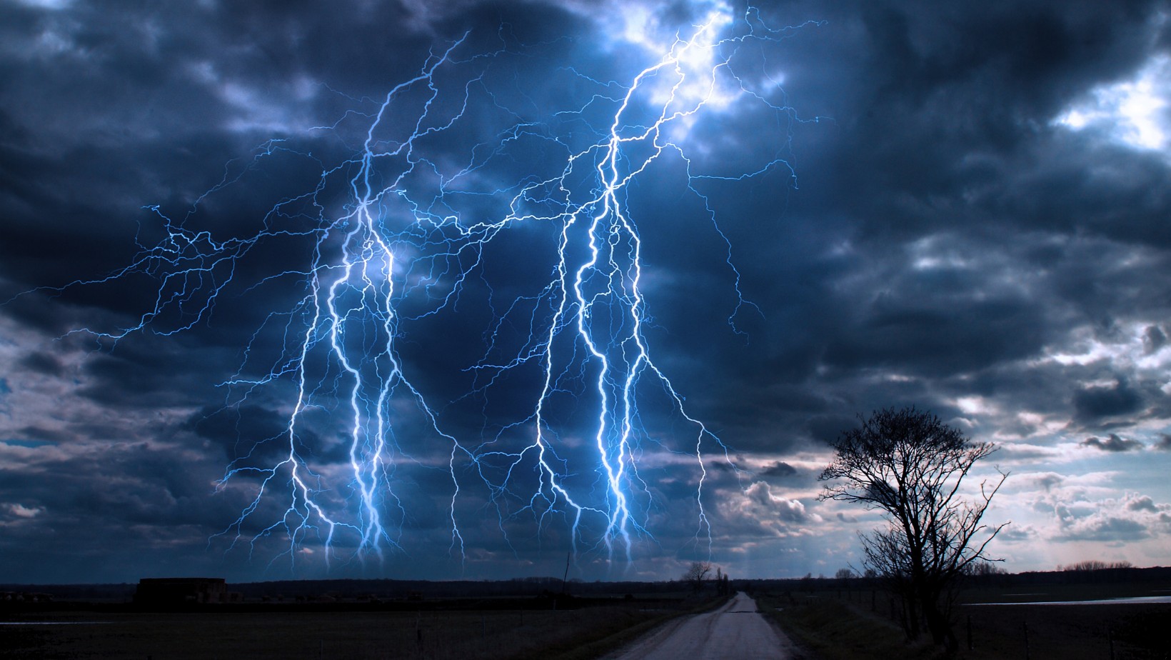 Gwałtowna zmiana pogody! Nadciągają burze z gradem i porywisty wiatr!