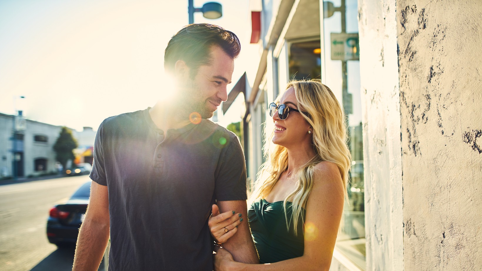 Kobiety nie potrafią im się oprzeć! Oto co wyróżnia najbardziej pożądanych mężczyzn