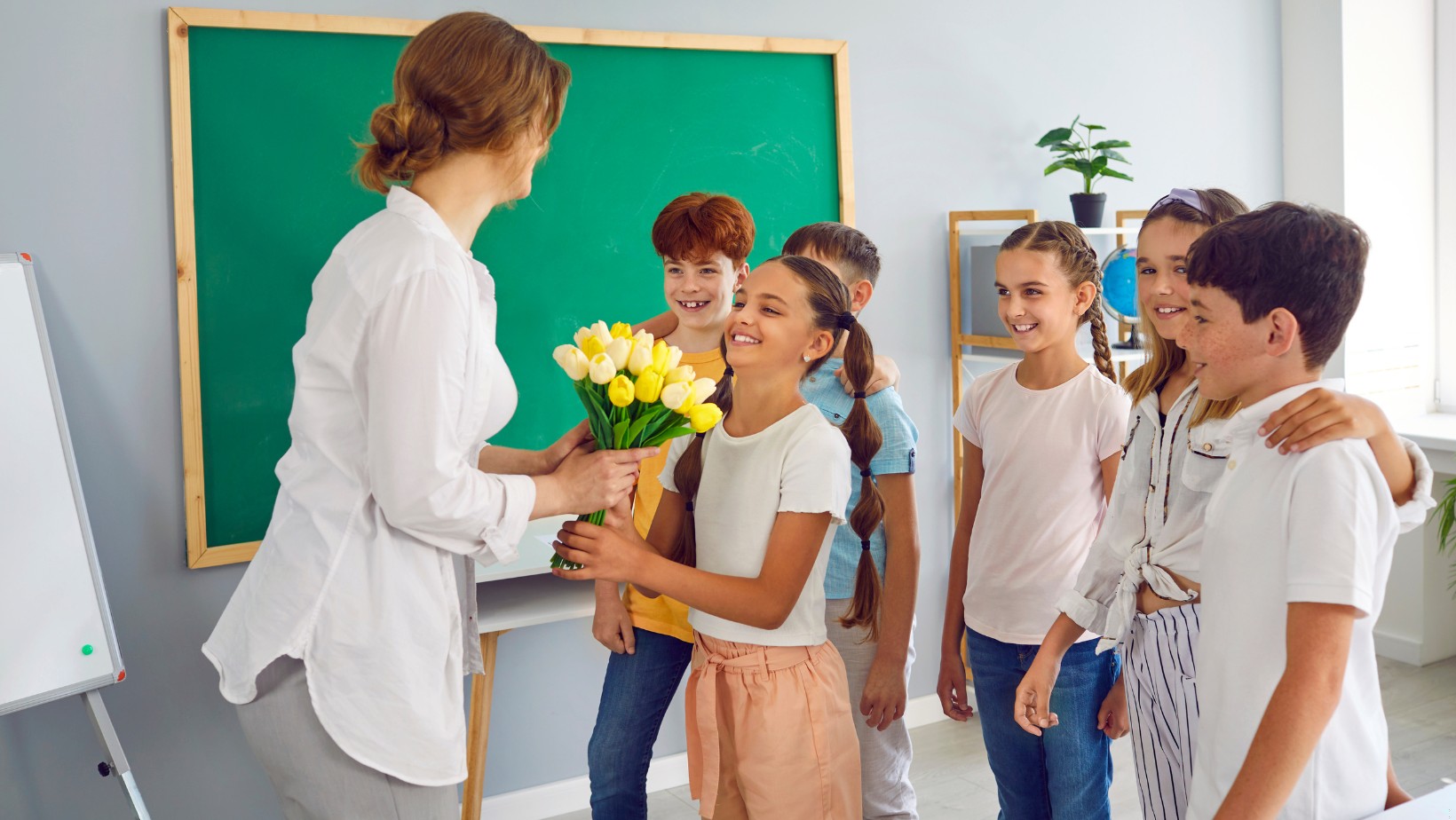 Prezent na Dzień Nauczyciela! Nowe zasady wręczania podarunków nauczycielom!