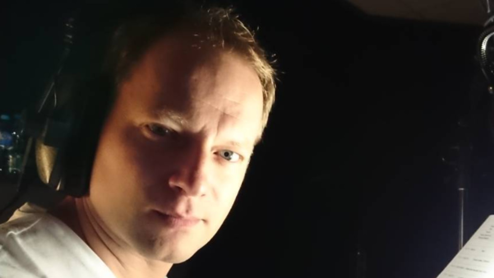 Maciej Stuhr w żałobie: “Śpij spokojnie piękny człowieku”