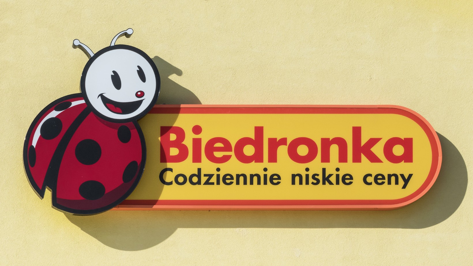 Pracownicy Biedronki sprzedają naklejki! Sieć zareagowała!