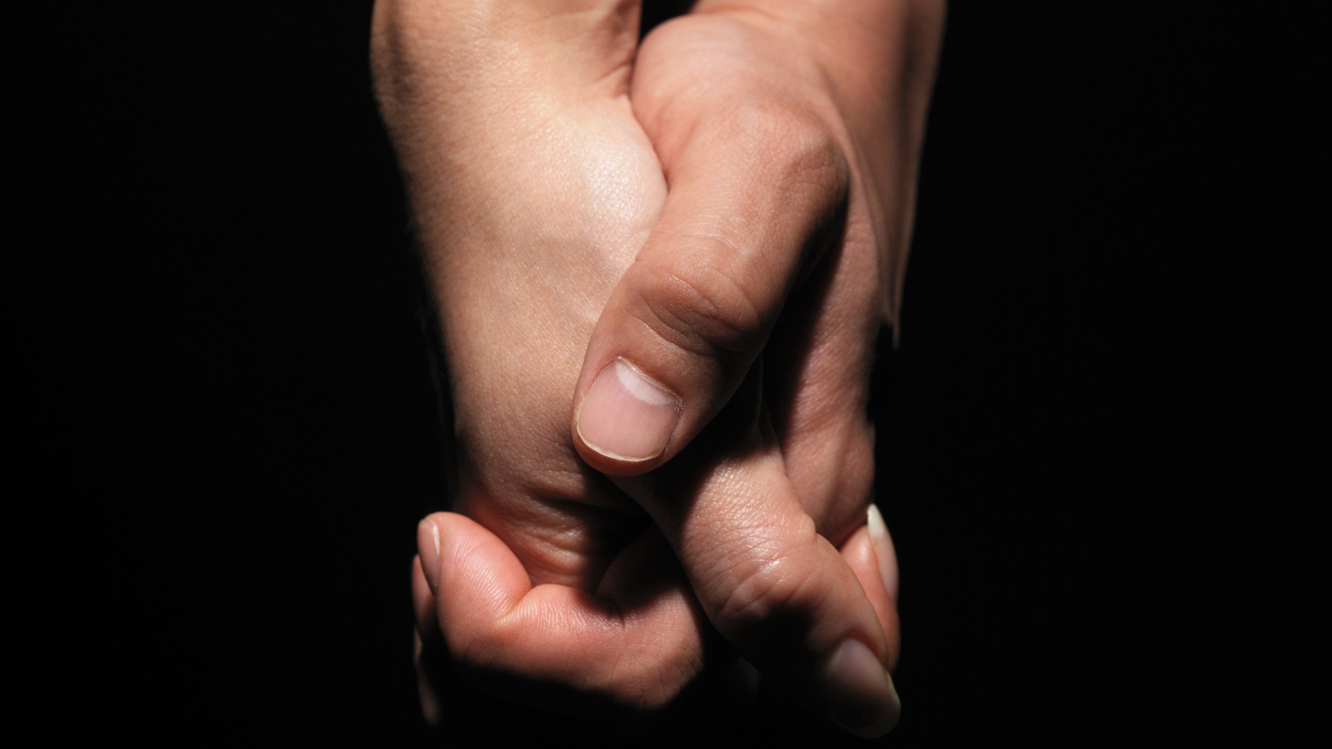 Zdjęcie Sposób w jaki trzymamy się za ręce, ujawnia wiele o uczuciach w związku! #1