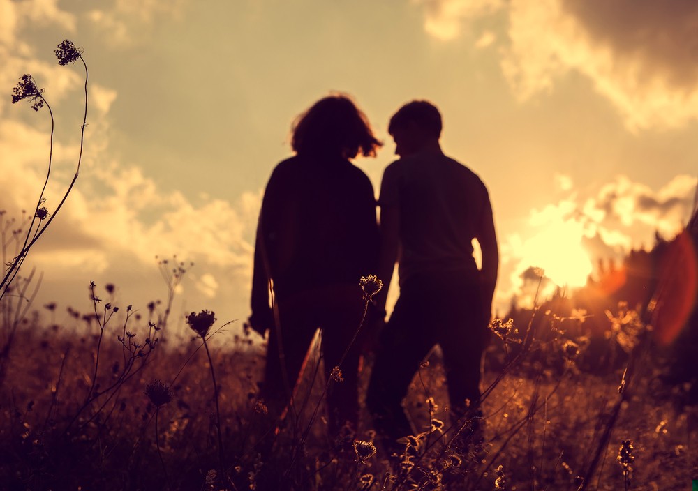 – Jesteś… aniołem? – Pewnie – zakpił nieznajomy – tylko …