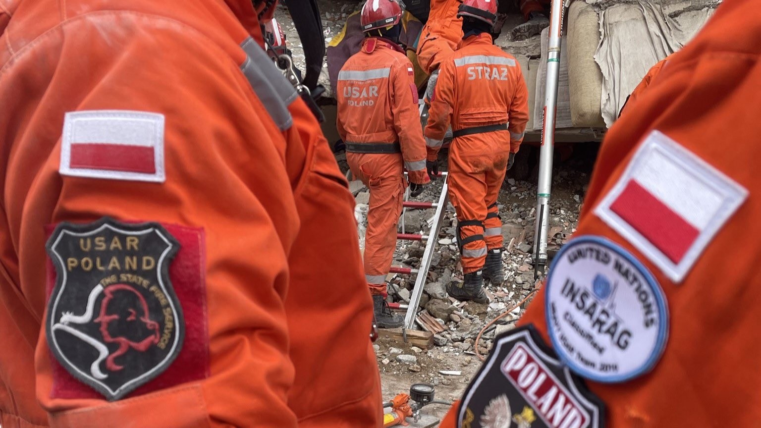 Polscy strażacy ratują ofiary trzęsienia ziemi!