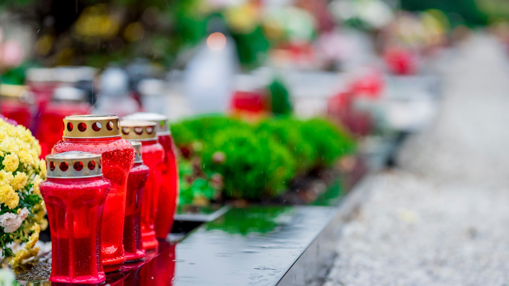 Mandat za ozdoby na grobie na Wszystkich Świętych! Czego unikać, aby nie dostać kary?